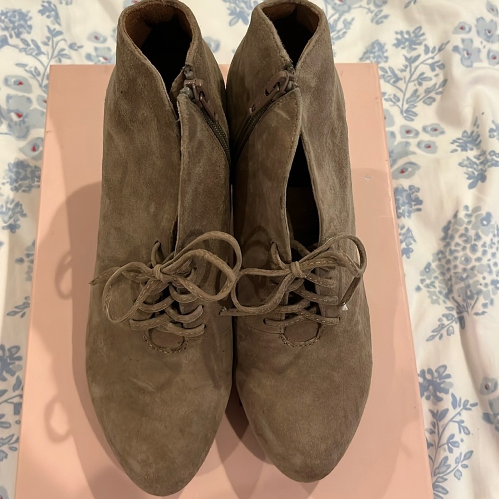 L’AMOUR DES PIEDS FLORRIE SUEDE BOOTIES, Tan, Size 8 GUC IN BOX